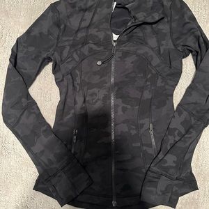 Sz 2 lululemon black camo jacket. Very good used condition.
